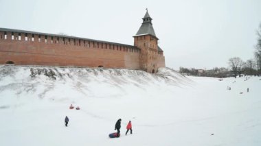 Yokuş aşağı kışın halletme çocuk
