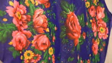 Rus eşarp kırmızı gül şeklinde. Yakın çekim