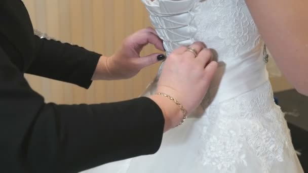 Невеста наряжается для свадьбы — стоковое видео