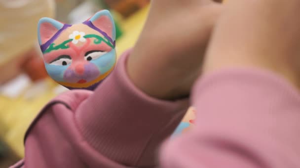 Pincéis de pintura infantil na figura de argila ao ar livre — Vídeo de Stock