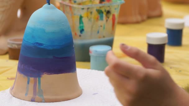 Pincéis de pintura infantil na figura de argila ao ar livre — Vídeo de Stock