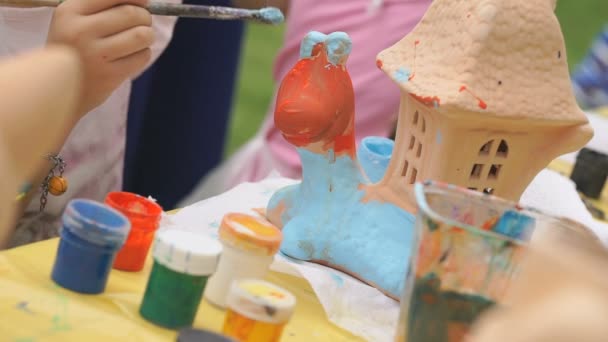 Pinceles para niños en la figura de arcilla al aire libre — Vídeos de Stock