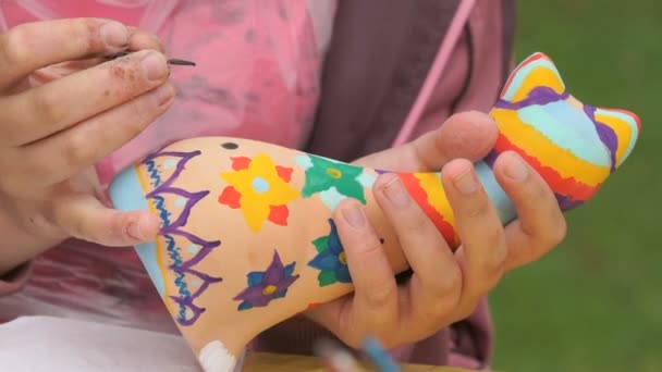 Kinder malen Pinsel auf die Tonfigur im Freien — Stockvideo