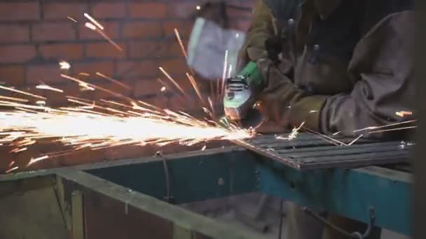 Manos de cerrajero haciendo tabiques de acero — Vídeo de stock