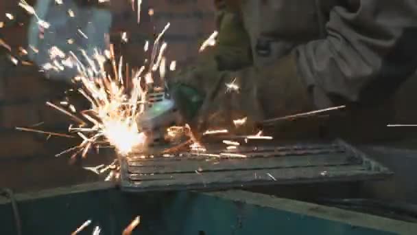 Руки слюсаря роблять сталеві перегородки — стокове відео