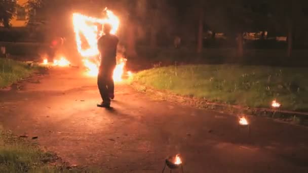 Spectacle d'incendie la nuit en été en plein air — Video