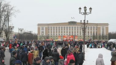 İnsanlar meydanda Shrovetide Karnaval sırasında yürüyüş.
