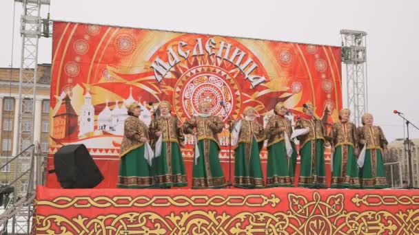 Canto de banda de folk ruso con canciones en el escenario — Vídeo de stock