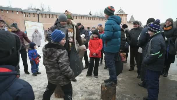 Gente jugando juegos durante el carnaval de Shrovetide — Vídeos de Stock