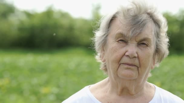 Ritratto di donna anziana matura seria all'aperto — Video Stock