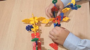 Bilinmeyen çocuk seti bina ile oynarken elinde