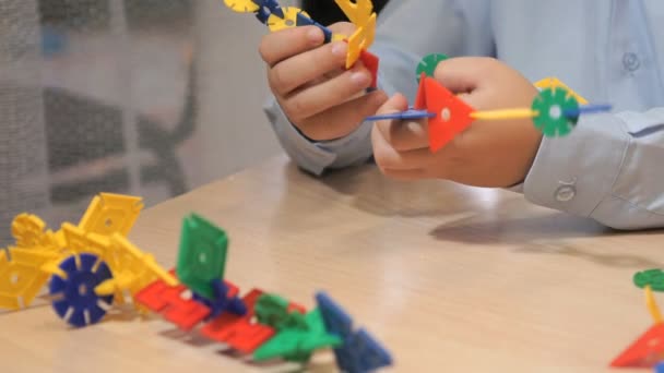 Handen van onbekende kind spelen met het bouwen van kit — Stockvideo