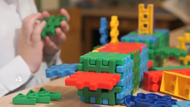 Τα χέρια της άγνωστο παιδί παίζει με κτίριο κιτ — Αρχείο Βίντεο