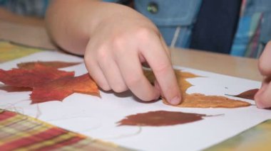 Sulak yaprakları üzerinden yapma çocuk. Yakın çekim