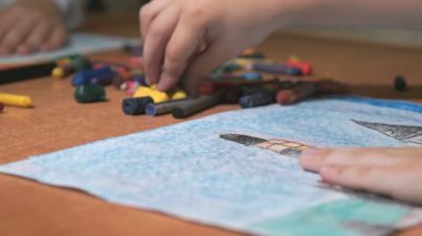 Tebeşirler ve kalem kullanarak resimleri çizim çocuk