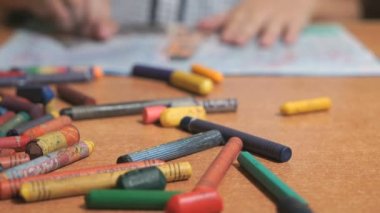 Tebeşirler ve kalem kullanarak resimleri çizim çocuk