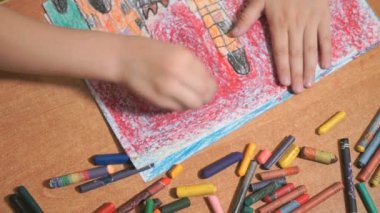 Tebeşirler ve kalem kullanarak resimleri çizim çocuk