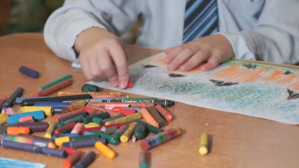 Αγόρι αντλεί εικόνες χρησιμοποιώντας χρώμα κρητίδες και μολύβια — Αρχείο Βίντεο