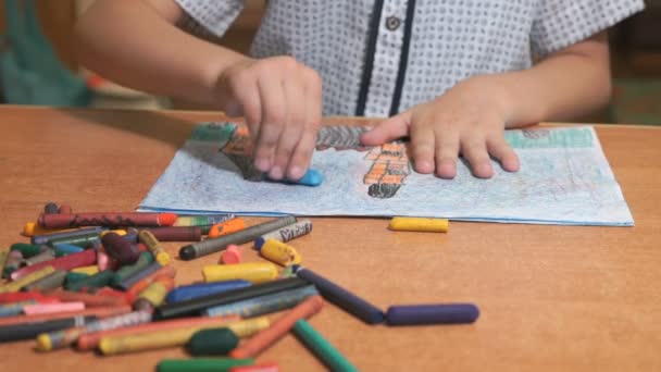 Boy kreslí obrázky pomocí barevné křídy a tužky — Stock video