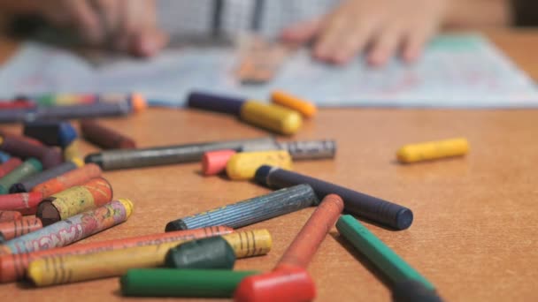 Мальчик рисует картинки мелом и карандашами — стоковое видео