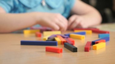 Tasarımcısı geliştirmede oynayan tanımlanamayan çocuk