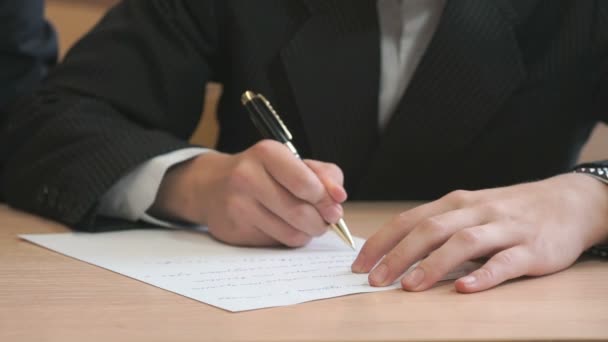 Joven desconocido escribiendo el texto — Vídeo de stock