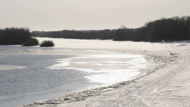 Холодная ледяная вода в реке в солнечный зимний день — стоковое видео
