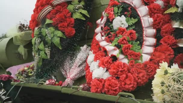 Ritual de coronas funerarias conmemorativas en el tanque — Vídeo de stock