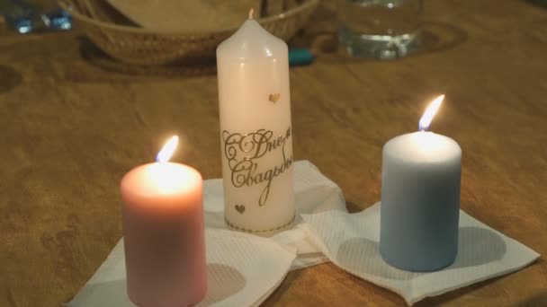 Hogar familiar de tres velas encendidas. Primer plano — Vídeos de Stock