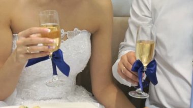 Gelin ve damat kadeh şarap tutarak. Yakın çekim