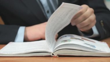 Bilinmeyen bir adam kitap okuma takım elbise giymiş. Yakın çekim