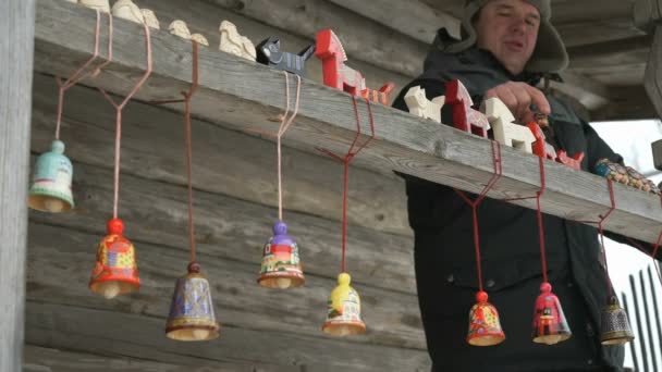 Brinquedos de madeira russos coloridos festivos tradicionais — Vídeo de Stock