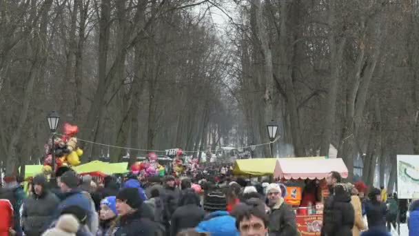 Mensen lopen op plein tijdens stuk carnaval — Stockvideo