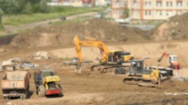 İnşaat araç ve inşaatçılar açık havada