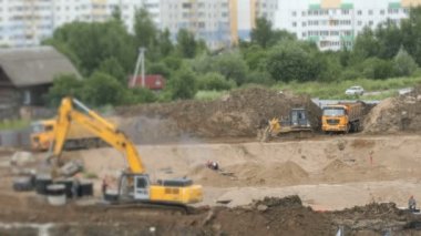 İnşaat araç ve inşaatçılar açık havada