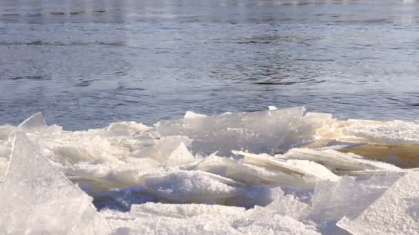Rio frio com um pedaço de pequenos aglomerados de gelo — Vídeo de Stock