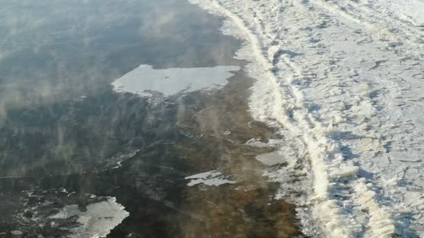 Les floes de glace flottent près du rivage. Courants sous-jacents chauds . — Video