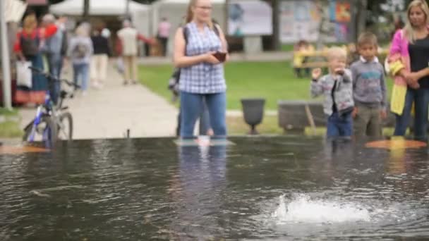 Petit garçon jetez monnaie argent au centre de la fontaine — Video