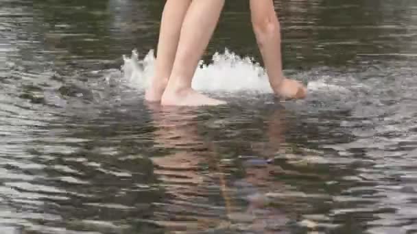 小女孩赤脚在喷泉里收集硬币 — 图库视频影像
