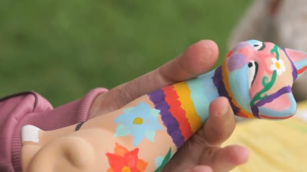 Barn målning borstar på lera siffran utomhus — Stockvideo