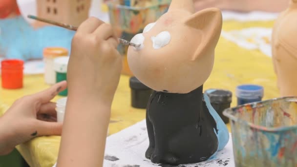 Pincéis de pintura infantil na figura de argila ao ar livre — Vídeo de Stock