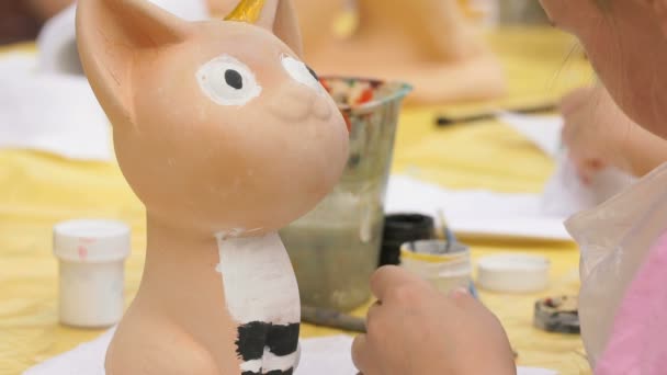 Pincéis de pintura infantil na figura de argila ao ar livre — Vídeo de Stock