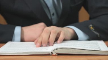 Bilinmeyen öğrenci kitap okuma. Yakın çekim