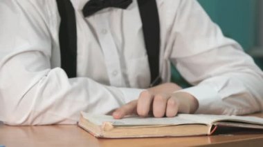 Bilinmeyen bir adam kitap okuyorum. Yakın çekim