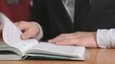 Bilinmeyen öğrenci kitap okuma takım elbise giymiş