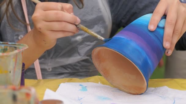 Kinder malen Pinsel auf die Tonfigur im Freien — Stockvideo