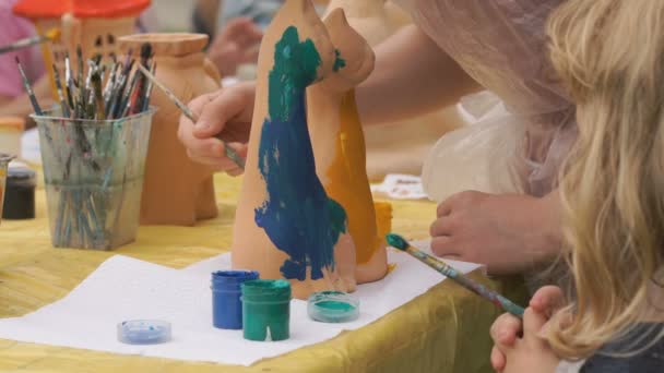 Πινέλα ζωγραφικής παιδιών στο πήλινο σχήμα σε εξωτερικούς χώρους — Αρχείο Βίντεο