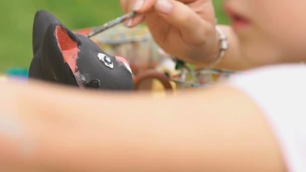 Pincéis de pintura infantil na figura de argila ao ar livre — Vídeo de Stock