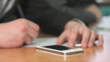 Kalemi belgedeki metin yazma öğrenci