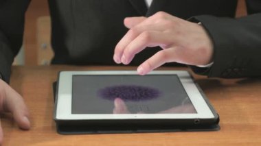 Bilgisayar tablet kullanarak fotoğraflarına bakmaktan öğrenci